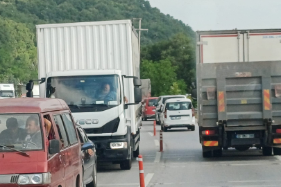 Süpürgelik’te arızalanan TIR Yalova yolunu kilitledi
