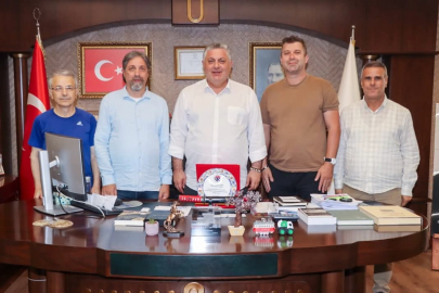 Erkan Şat, Fethi Apaydın adına hazırlanan plaketi Başkan Gürel'e sundu
