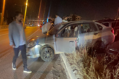 Yalova yolunda feci kaza! Otomobil bariyere çarptı