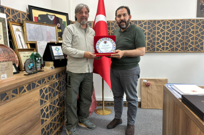 Fethi Apaydın adına hazırlanan plaket Soygüzel’e takdim edildi