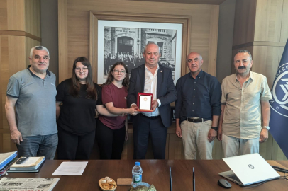 Satranç sporcularından Demiryürek’e anlamlı plaket