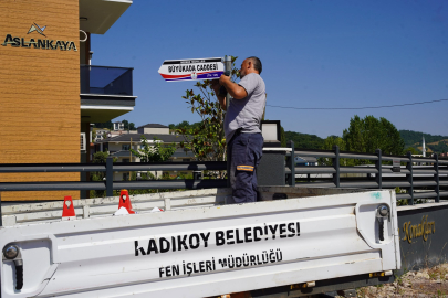 Kadıköy'de sokak tabelaları yenileniyor