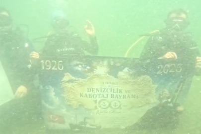 Yalovalı dalgıçlar Kabotaj Bayramı’nı denizin altında bayrak açarak kutladı