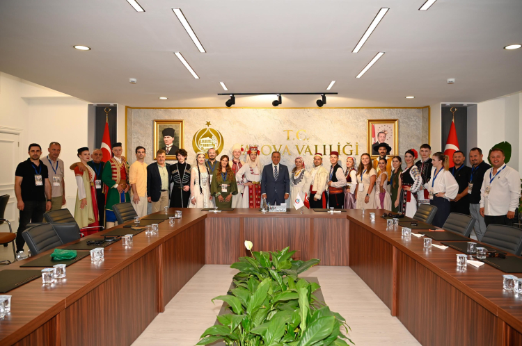 konuk-halk-danslari-ekipleri-vali-usta-yi-ziyaret-etti-2-1783085472-950-x750.jpeg