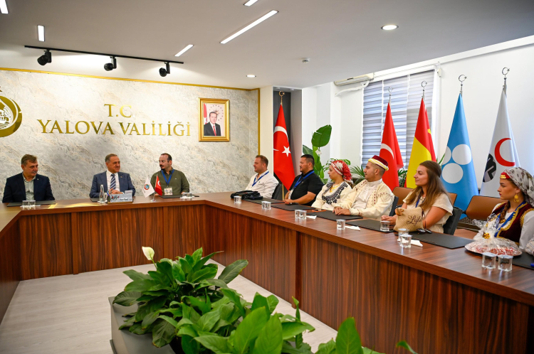konuk-halk-danslari-ekipleri-vali-usta-yi-ziyaret-etti-3-1783085489-222-x750.jpeg