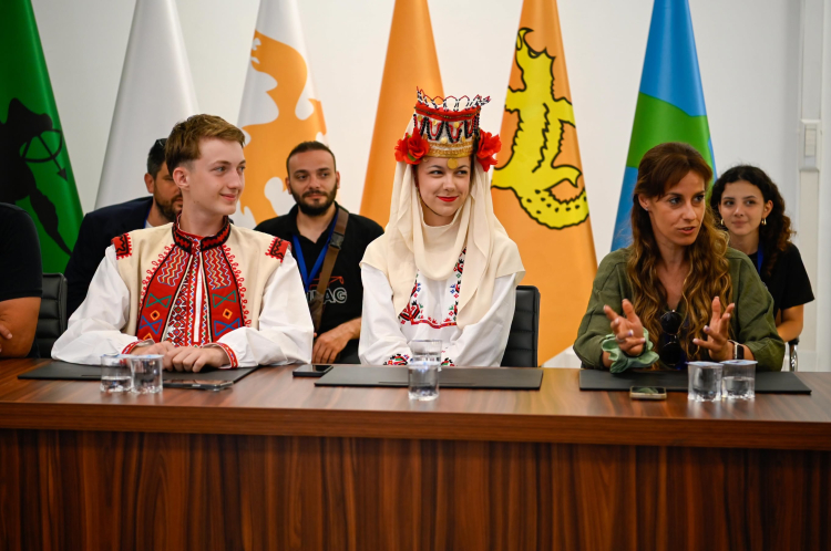 konuk-halk-danslari-ekipleri-vali-usta-yi-ziyaret-etti-5-1783085476-694-x750.jpeg