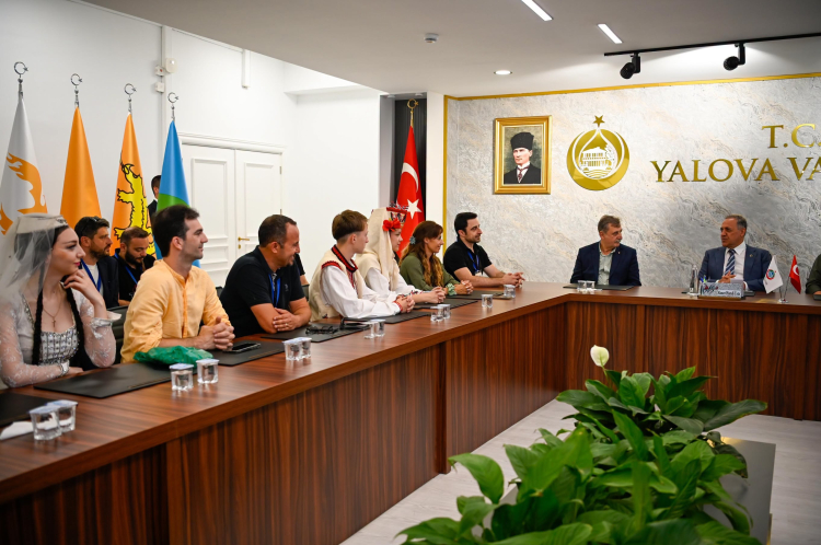 konuk-halk-danslari-ekipleri-vali-usta-yi-ziyaret-etti-6-1783085483-771-x750.jpeg