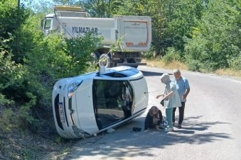 Soğucak Köyü dağ yolunda otomobil yan yattı