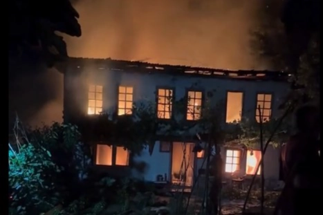 Yalova'da alevlere teslim olan bina kullanılmaz hale geldi