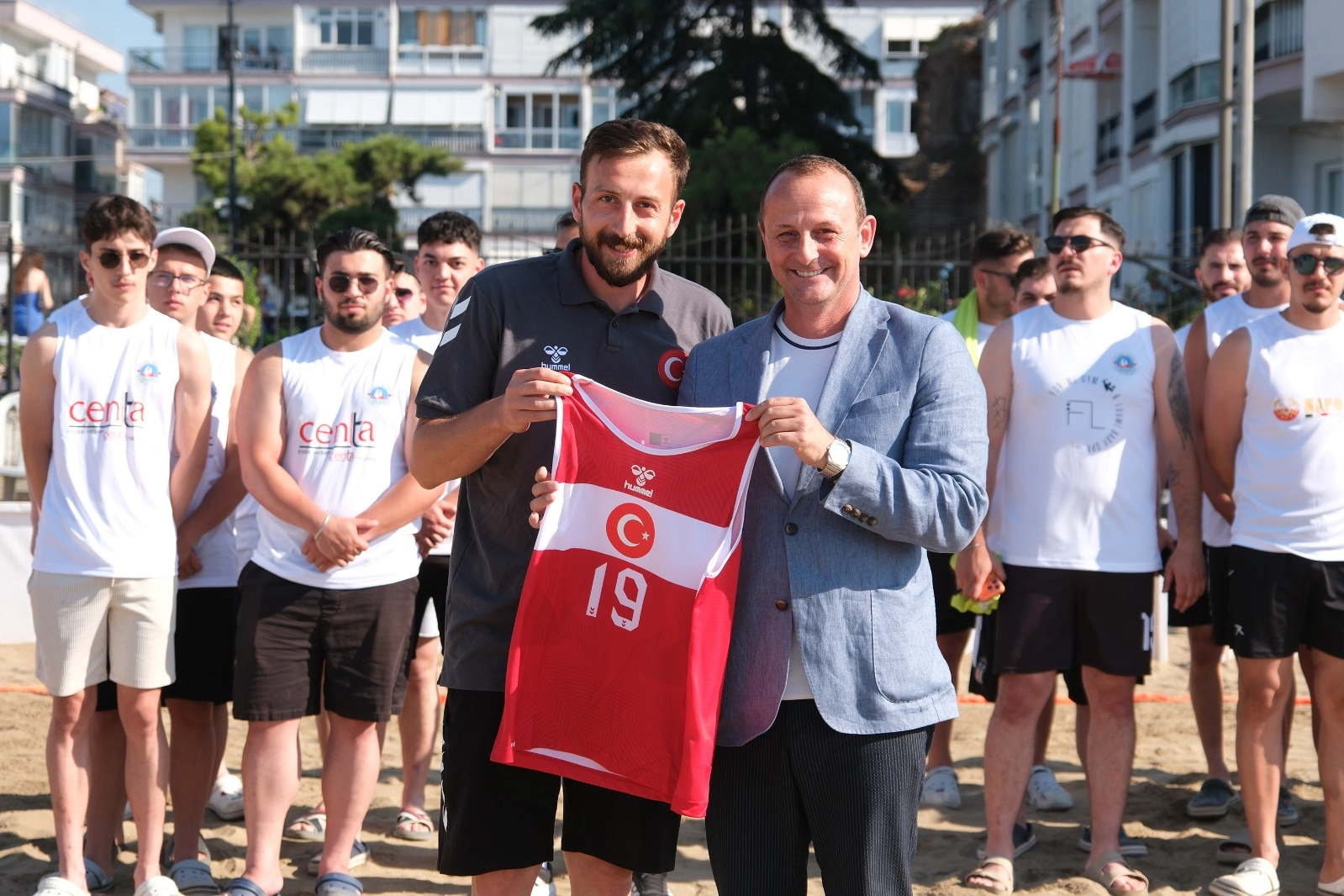 Çiftlikköy’de Plaj Hentbolunun Şampiyonları Kupalarını Aldı