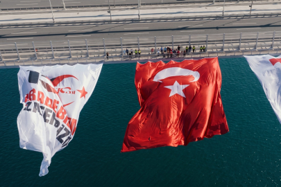 Osmangazi Köprüsü’ne dev Türk bayrağı asıldı