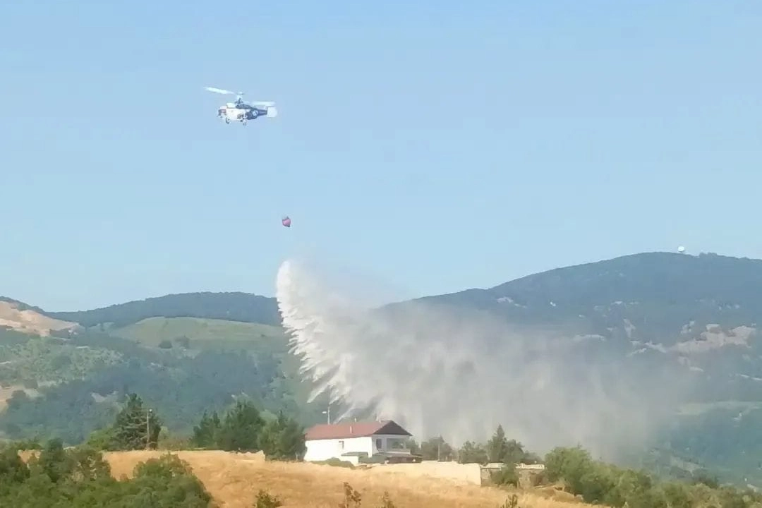 Süpürgelik mevkiinde yangın! Helikopter müdahale etti