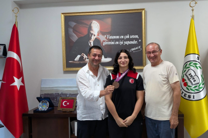 Şampiyon madalya sevincini Canbay ile paylaştı