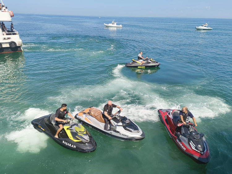 yalova-nin-kurtulusuna-jet-ski-sporculari-damgasini-vurdu-1-1784550501-41-x750.jpeg
