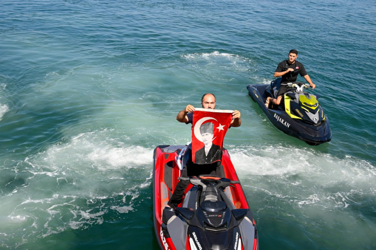 yalova-nin-kurtulusuna-jet-ski-sporculari-damgasini-vurdu-4-1784550495-638-x750.jpeg