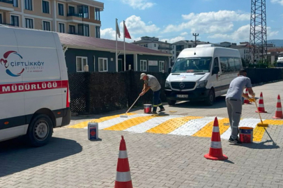 Çiftlikköy’de yol çizgisi ve kasis boyamaları sürüyor