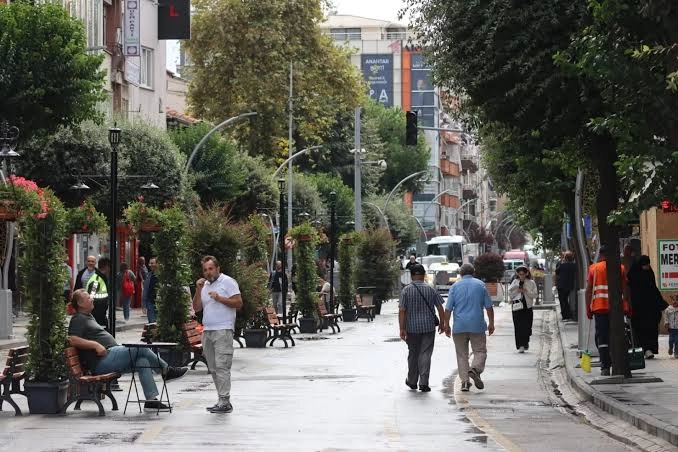 Yalova'da Cumhuriyet Meydanı yeniden trafiğe kapanacak