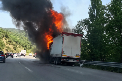 Yalova yolunda seyir halindeki TIR alev topuna döndü