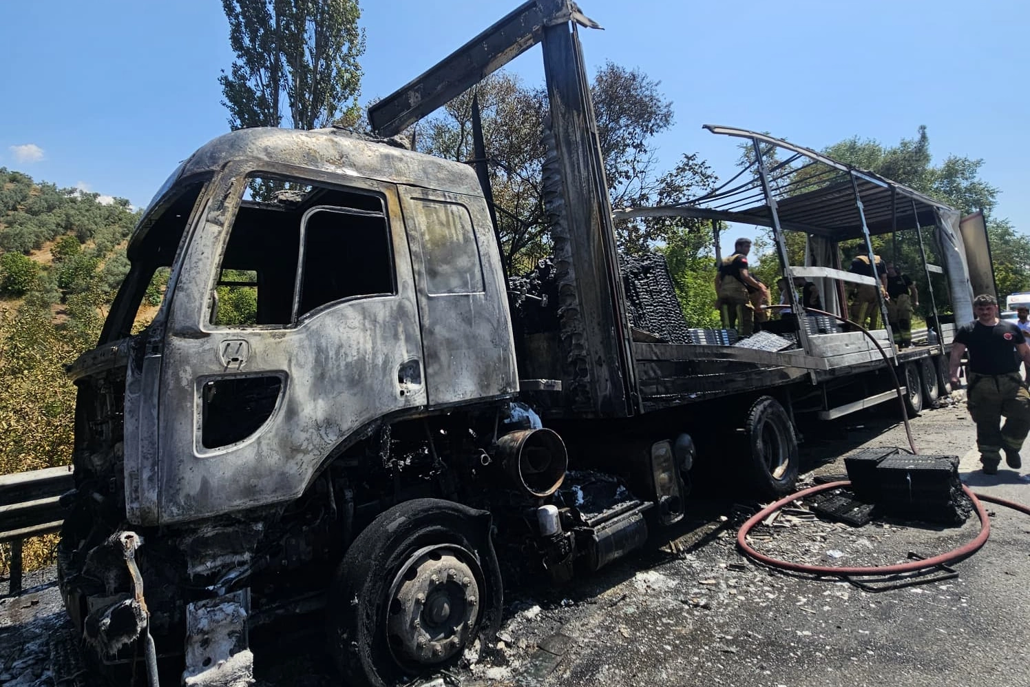 Yalova yolunda yanan TIR küle döndü