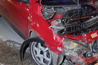 Koru’da iki aracın karıştığı trafik kazası! Devrilen araçta sıkıştılar
