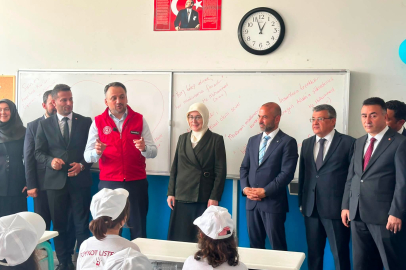 Eminoğlu, etkinliklerde gençlerle buluştu