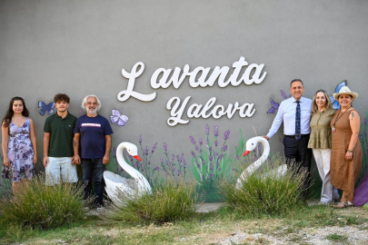 Usta çifti lavanta bahçesini gezdi
