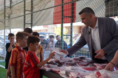 Başkan Yılmaz Tavşan minik sporcularla buluştu