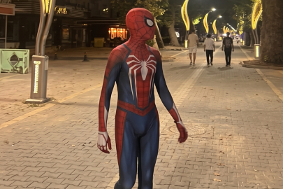Gazi Paşa Caddesi’nden bir örümcek adam geçti