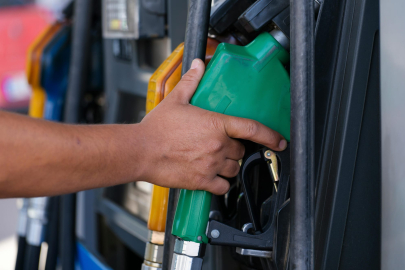 Benzine beklenen zam geldi!