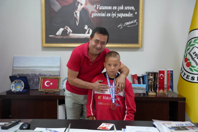 Minik şampiyonlar madalya sevincini Canbay ile paylaştı