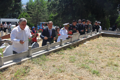 Deprem şehitleri mezarları başında anıldı