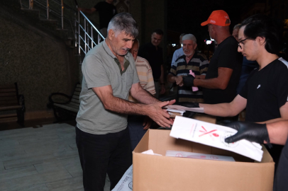 Altınova'da deprem şehitleri için helva dağıtıldı