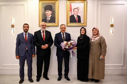 Şadiye Çimen Bayraktar’tan Vali Usta’ya anlamlı hediye