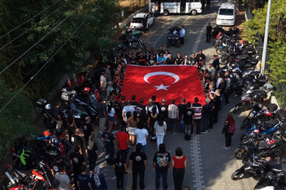 Motosikletçiler bayrama renk kattı