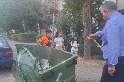 Yanan konteyneri hortumla Başkan Gürel söndürdü