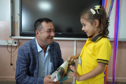 Canbay, okula başlayan minikleri sevindirdi
