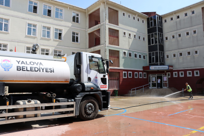 Yalova Belediyesi’nden okullarda yeni eğitim dönemi öncesi temizlik çalışması