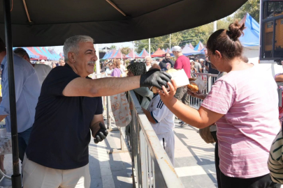 Çınarcık’ta hamsi festivali coşkusu! 4 ton hamsi ikram edildi