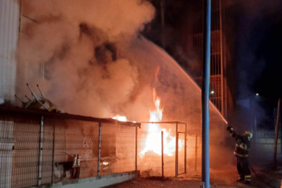 Çiftlikköy’de eski hastane binasının dış cephesi yandı