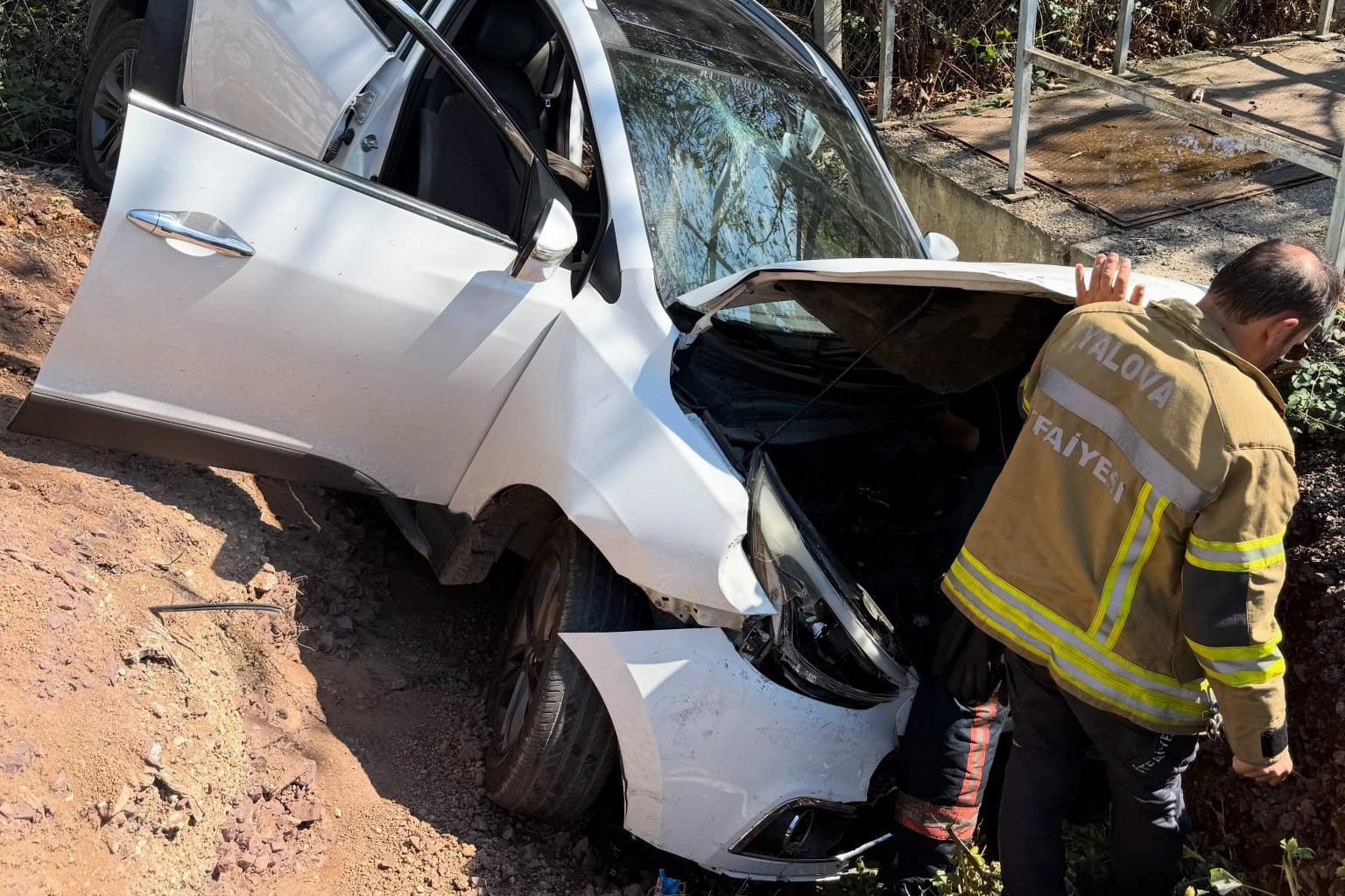 Yalova'da otomobil şarampole yuvarlandı! 1'i bebek 4 yaralı