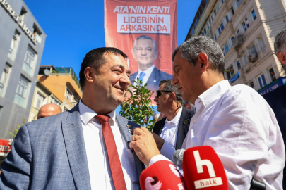 Başkan Canbay’a rozetini Özgür Özel taktı!