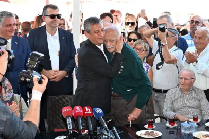 Özgür Özel, Yalova’da 103 Yaşındaki Abdurrahman Gezer’e kendi rozetini hediye etti