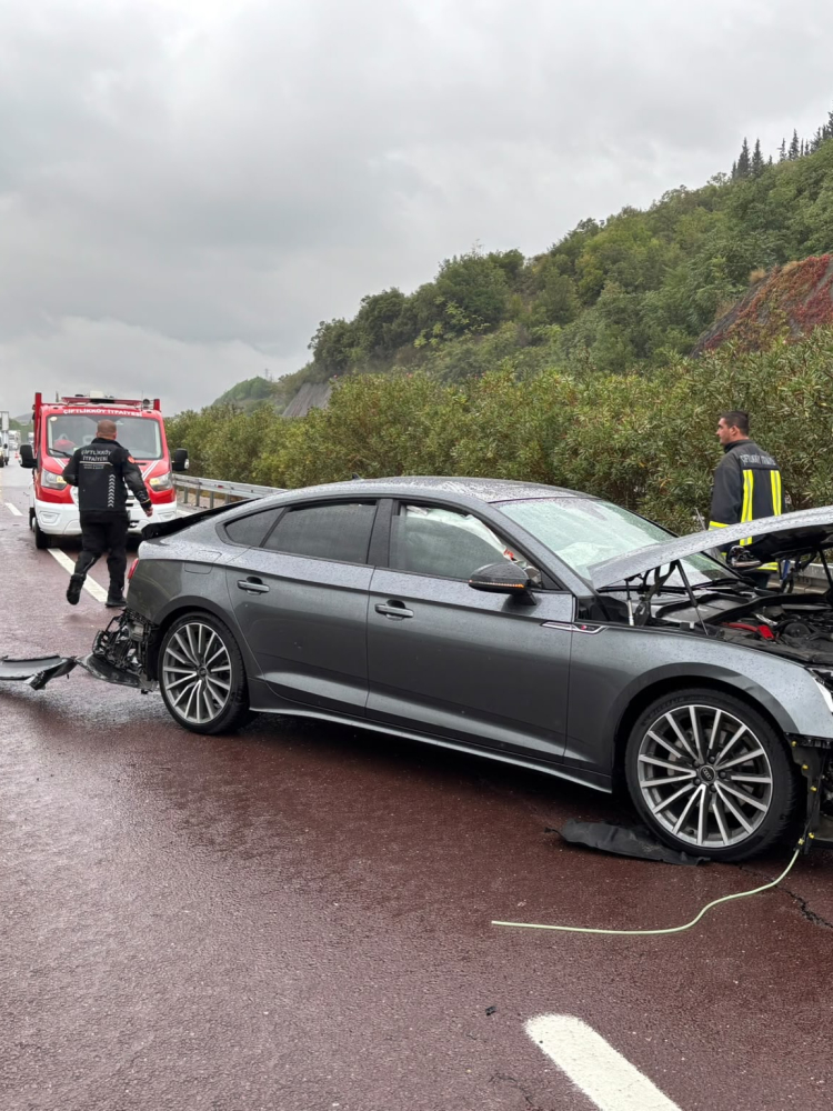 gebze izmir otoyolu honda araç bariyerlere çarptı