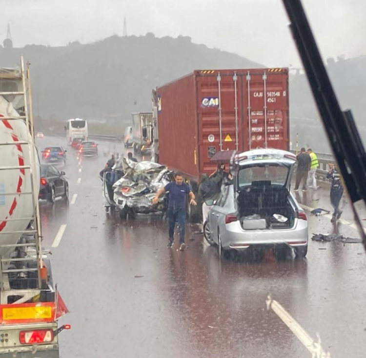 Gebze - İzmir Otoyolu Kılıç mevkiinde zincirleme bir trafik kazası yaşandı beyaz araç tırın altında kaldı