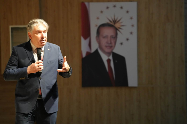 Yalova Üniversitesi’ne 2026-2027 akademik yılında yeni kayıt yaptıran öğrencilere oryantasyon uygulandı. Programa Rektör Mehmet Bahçekapılı da katıldı