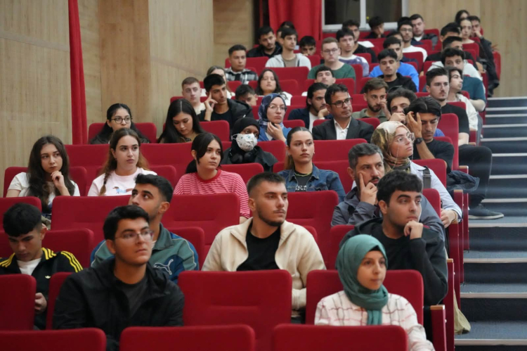 Yalova' Üniversite'sine kayıt yaptıran  öğrencilere yerleşke içi ulaşım gibi konularda detaylı bilgilendirmeler yapılıyor