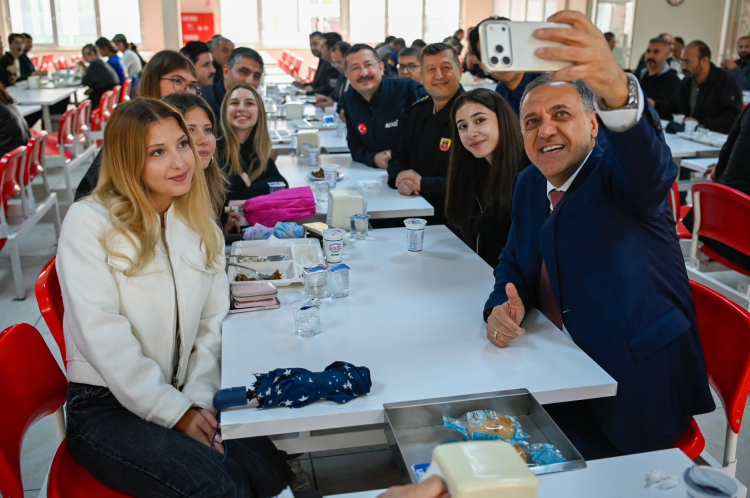 Yalova Valisi Dr. Ahmet Hamdi Usta, Yalova Üniversitesi yemekhanesinde bu yıl üniversiteye yeni başlayan öğrencilerle aynı sofrada buluştu