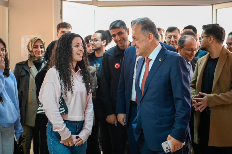 Usta, öğrencilerle öğle yemeği yiyerek onlarla hedefleri hakkında sohbet etti