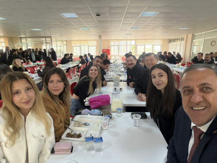 Vali Usta Sıcak ve samimi bir atmosferde gerçekleşen yemekte gençlerle selfie yaptı