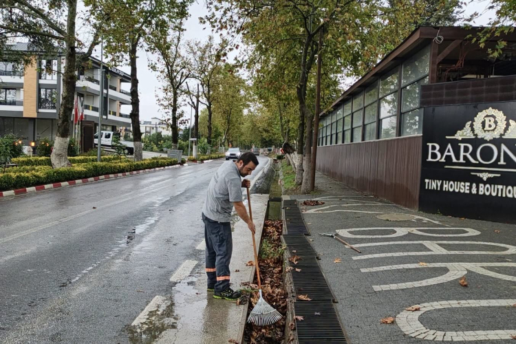 Yalova'da üç gündür etkisi südüren yağıl sonrası yağmur kanalları temzilendi
